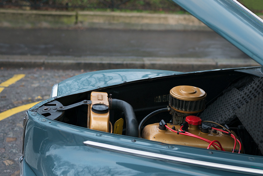 capot d'une voiture ancienne