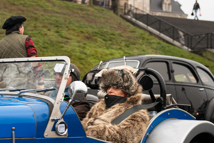 femme dans une voiture ancienne