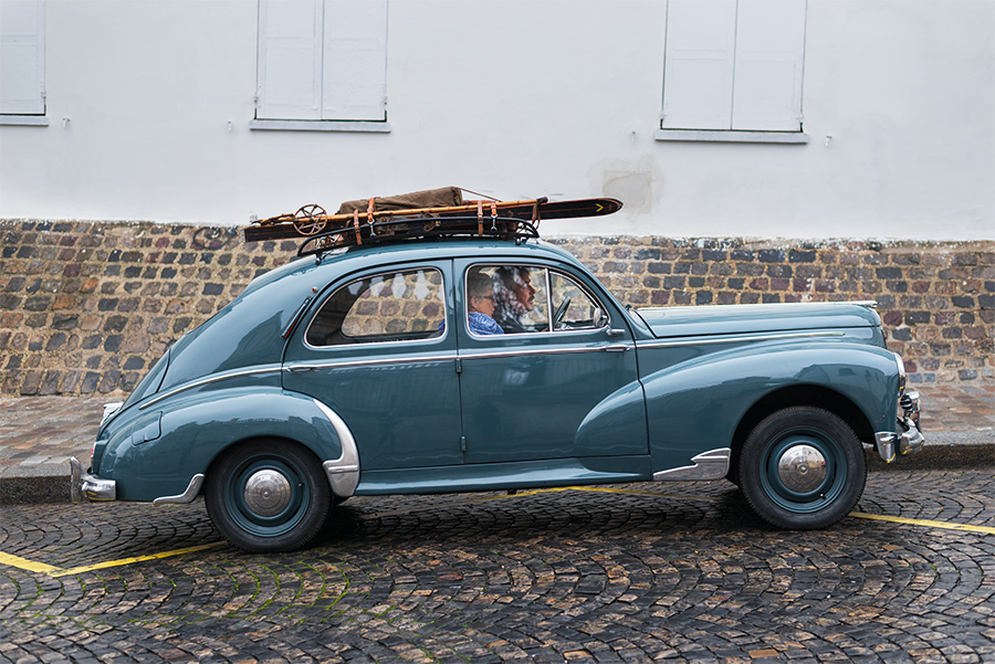 couple dans une voiture ancienne