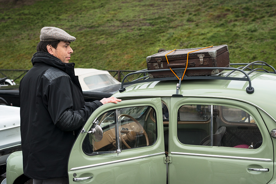homme près de sa voiture ancienne