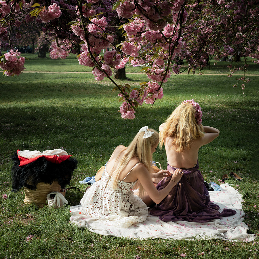 2 femmes s'habillant pour hanami