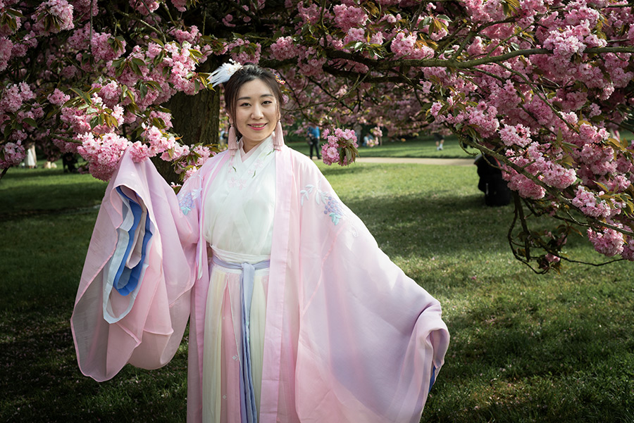 une femme habillée pour hanami